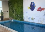 APTO, APROX. 350M DO MAR, COM 02 SUITES, MOBILIADO