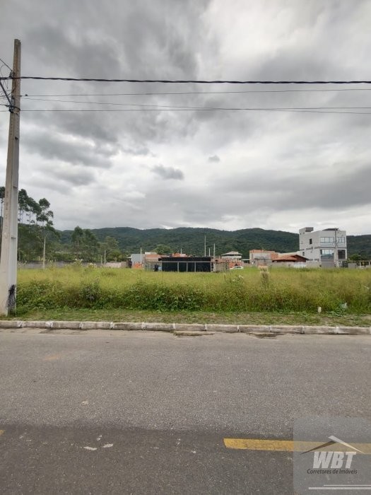 TERRENO EM ITAPEMA, COM 200m�, RUA ASFALTADA