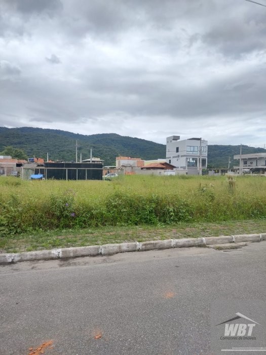 TERRENO EM ITAPEMA, COM 200m�, RUA ASFALTADA