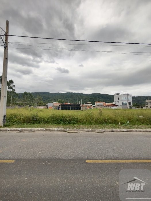 TERRENO EM ITAPEMA, COM 200m�, RUA ASFALTADA