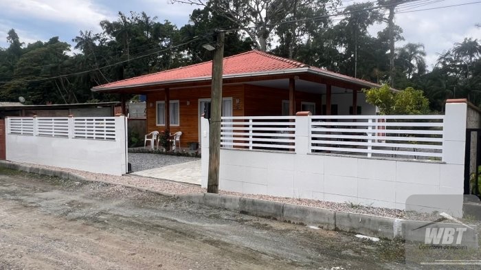 EXCELENTE CASA EM ITAPEMA