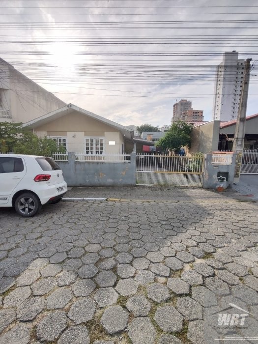 02 CASAS NO TERRENO, COM 03 E 02 DORMS, 700M DO MA