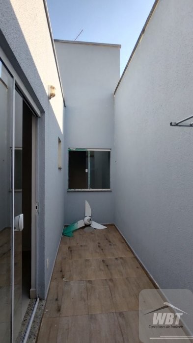 CASA GEMINADA, COM 02 DORMIT�RIOS, SEMI MOBILIADA!