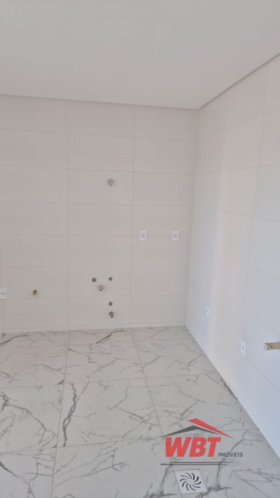 APARTAMENTO EM ITAPEMA, COM 02 DORMS, 350M MAR, PR