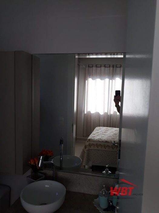 APTO COM 02 DORMS, SENDO 01 SUITE,  MOBILIADO, 700