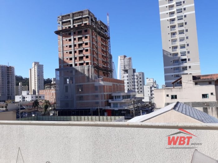 APTO COM 02 DORMS, SENDO 01 SUITE,  MOBILIADO, 700