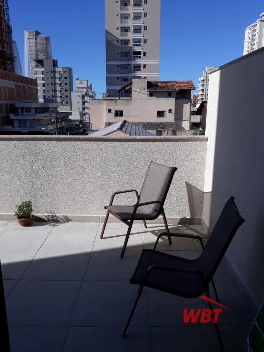 APTO COM 02 DORMS, SENDO 01 SUITE,  MOBILIADO, 700