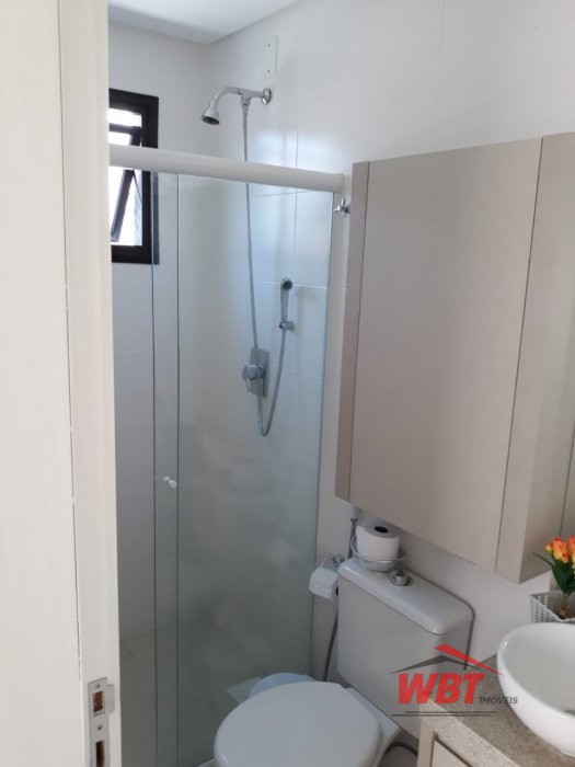 APTO COM 02 DORMS, SENDO 01 SUITE,  MOBILIADO, 700