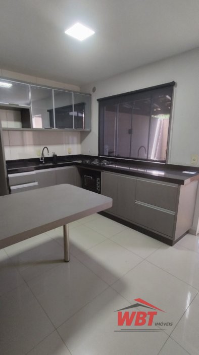 SOBRADO SEMI NOVO, COM 02 SUITES, 02 VAGAS!