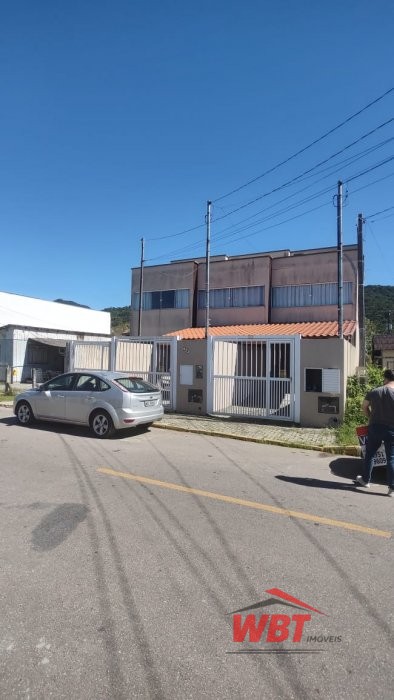 SOBRADO SEMI NOVO, COM 02 SUITES, 02 VAGAS!