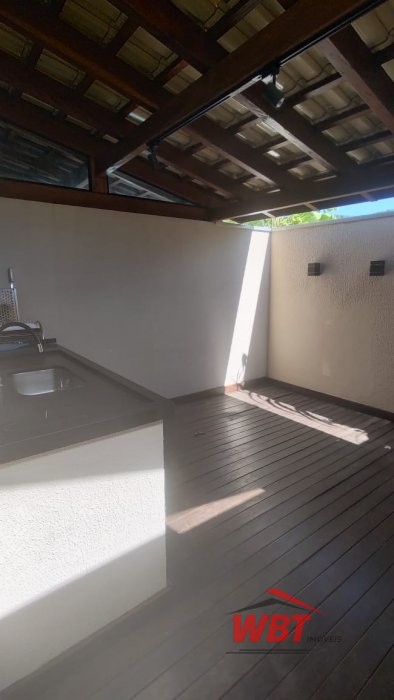 SOBRADO SEMI NOVO, COM 02 SUITES, 02 VAGAS!