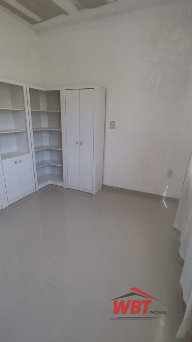 SOBRADO SEMI NOVO, COM 02 SUITES, 02 VAGAS!