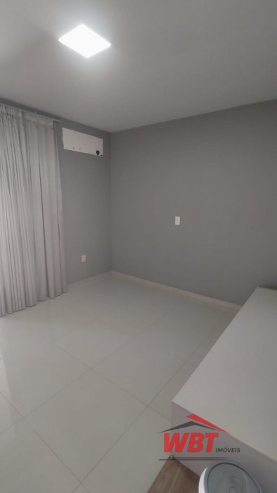 SOBRADO SEMI NOVO, COM 02 SUITES, 02 VAGAS!