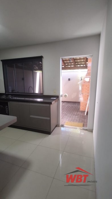 SOBRADO SEMI NOVO, COM 02 SUITES, 02 VAGAS!