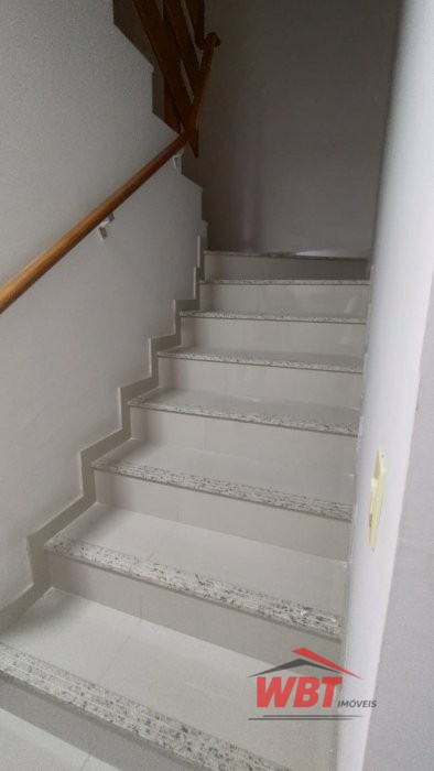 SOBRADO SEMI NOVO, COM 02 SUITES, 02 VAGAS!