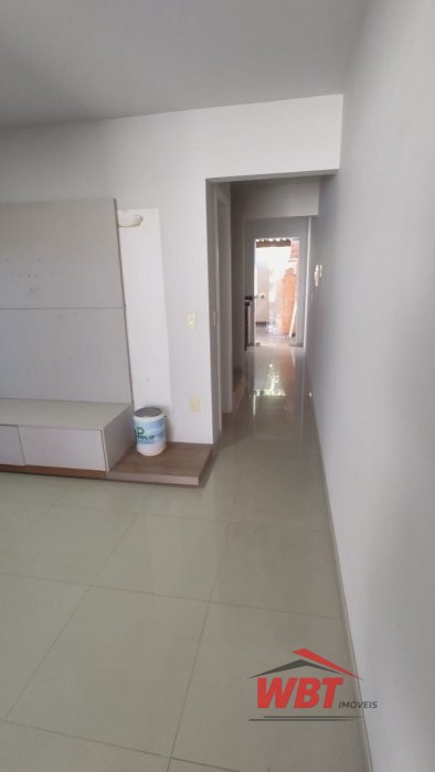 SOBRADO SEMI NOVO, COM 02 SUITES, 02 VAGAS!