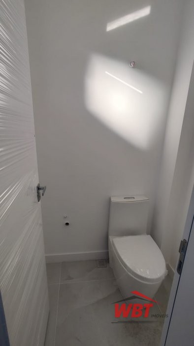 SOBRADO DE ALTO PADR�O, CONTENDO 02 SUITES, SENDO 