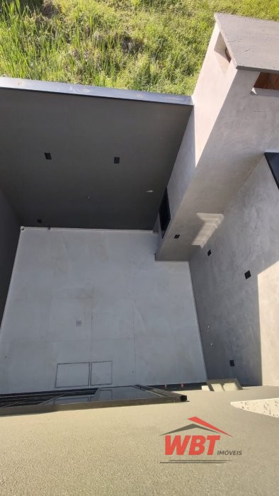 SOBRADO DE ALTO PADR�O, CONTENDO 02 SUITES, SENDO 