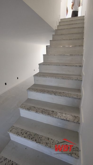 SOBRADO DE ALTO PADR�O, CONTENDO 02 SUITES, SENDO 