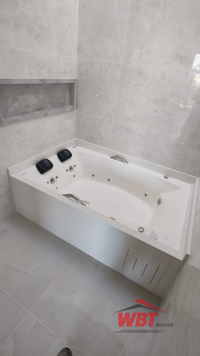 SOBRADO DE ALTO PADR�O, CONTENDO 02 SUITES, SENDO 