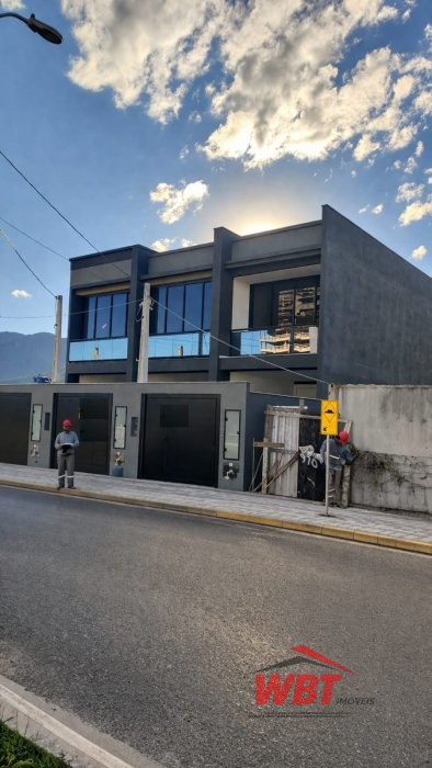 SOBRADO DE ALTO PADR�O, CONTENDO 02 SUITES, SENDO 