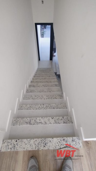 SOBRADO DE ALTO PADR�O, CONTENDO 02 SUITES, SENDO 