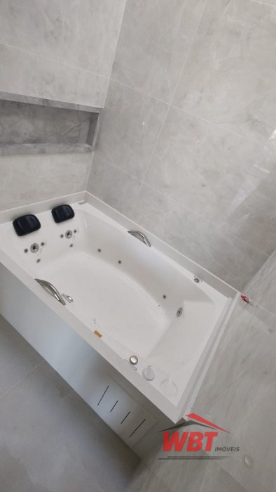 SOBRADO DE ALTO PADR�O, CONTENDO 02 SUITES, SENDO 