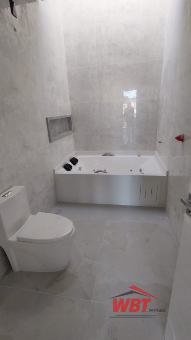 SOBRADO DE ALTO PADR�O, CONTENDO 02 SUITES, SENDO 