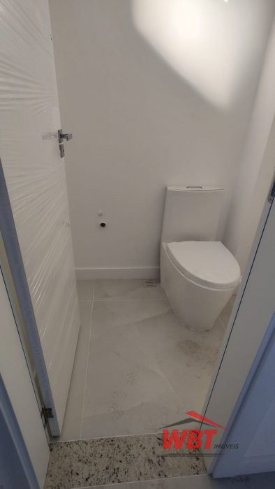 SOBRADO DE ALTO PADR�O, CONTENDO 02 SUITES, SENDO 