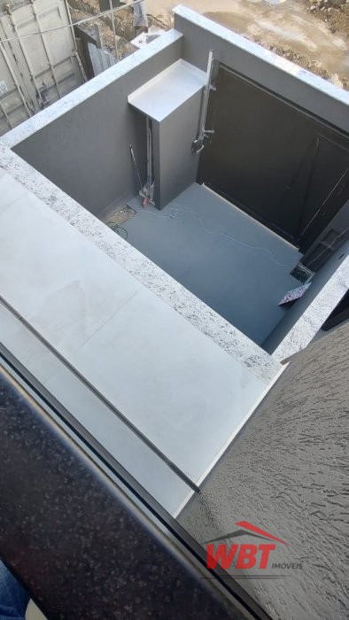 SOBRADO DE ALTO PADR�O, CONTENDO 02 SUITES, SENDO 