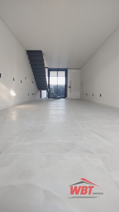 SOBRADO DE ALTO PADR�O, CONTENDO 02 SUITES, SENDO 