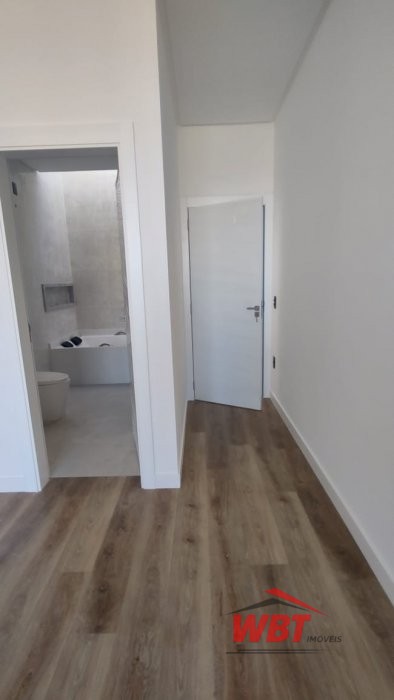 SOBRADO DE ALTO PADR�O, CONTENDO 02 SUITES, SENDO 