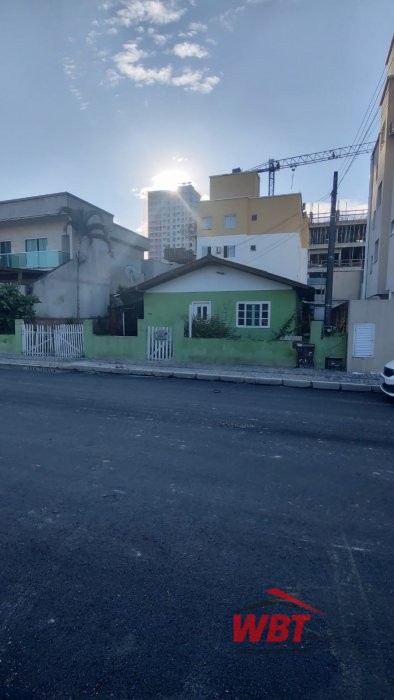 TERRENO EM ITAPEMA, MEDINDO 304.50m�, RUA ASFALTAD
