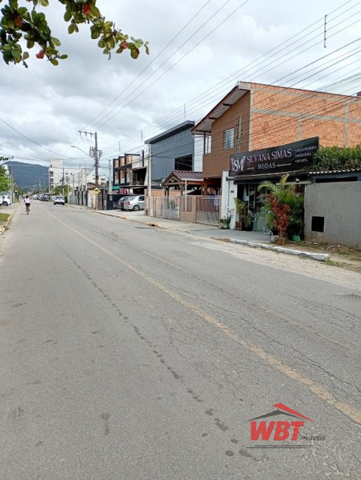 CASA EM ITAPEMA, COM 03 DORMIT�RIOS, AREA COMERCIA
