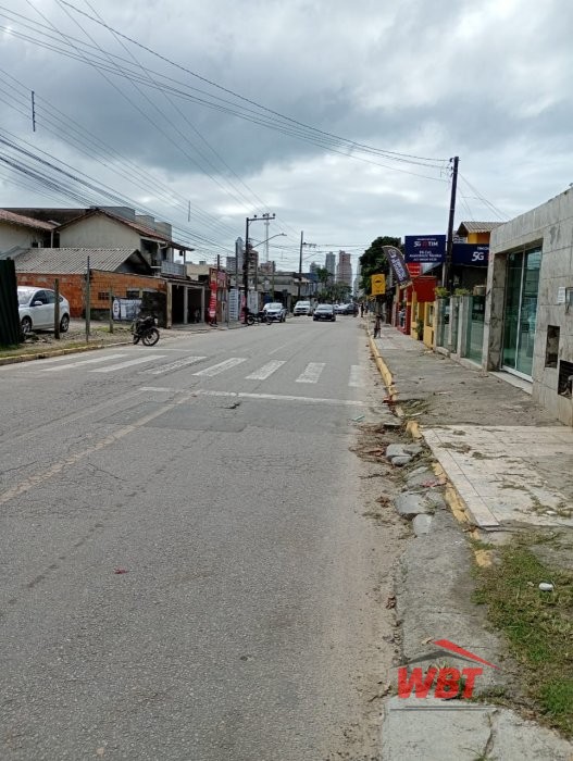 CASA EM ITAPEMA, COM 03 DORMIT�RIOS, AREA COMERCIA