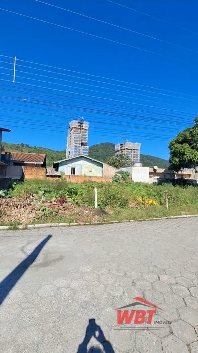 TERRENO COM RUA CAL�ADA, MEDINDO 300m�!!! 