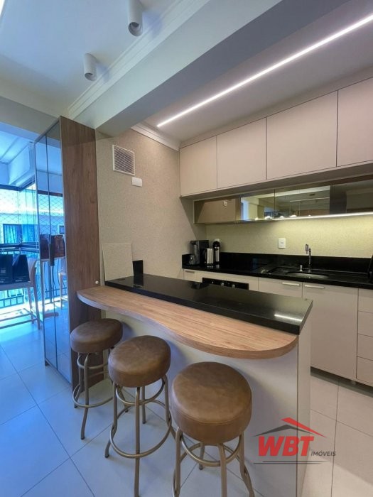 APTO EM ITAPEMA, COM 02 DORMS, FINAMENTE MOBILIADO