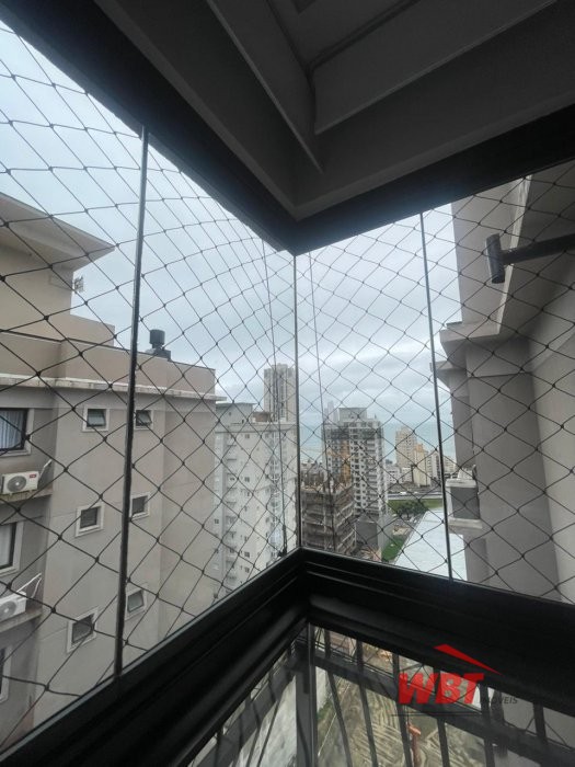 APTO EM ITAPEMA, COM 02 DORMS, FINAMENTE MOBILIADO