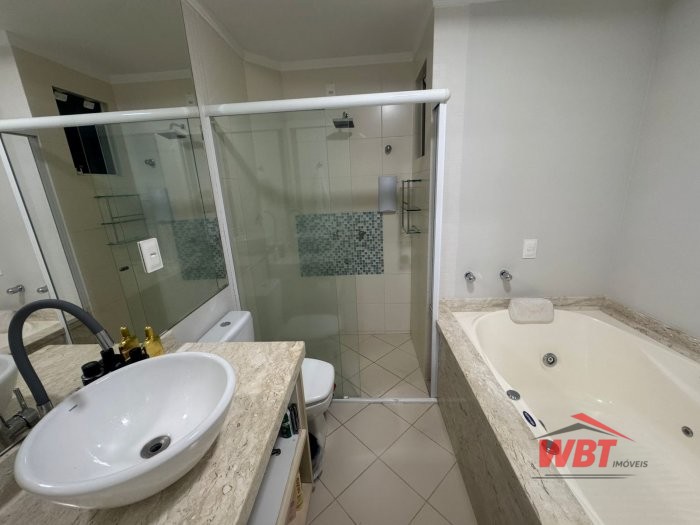 APTO EM MEIA PRAIA, MOBILIADO, COM 03 SUITES, 150M