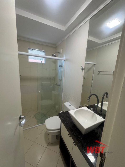 APTO EM MEIA PRAIA, MOBILIADO, COM 03 SUITES, 150M