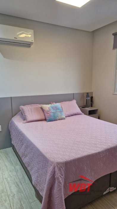 APTO EM MEIA PRAIA, FINAMENTE MOBILIADO, COM 02 DO