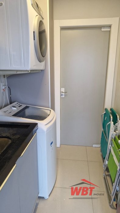 APTO EM MEIA PRAIA, FINAMENTE MOBILIADO, COM 02 DO