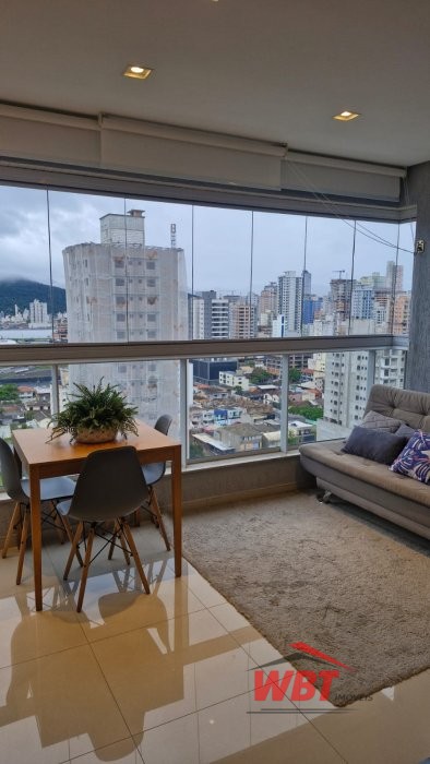 APTO EM MEIA PRAIA, FINAMENTE MOBILIADO, COM 02 DO
