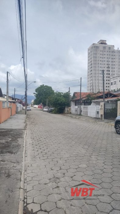 TERRENO, COM RUA CAL�ADA, MEDINDO 304m�!