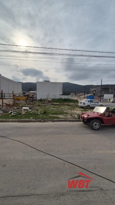 TERRENO DE ESQUINA MEDINDO 360m�, EM ITAPEMA