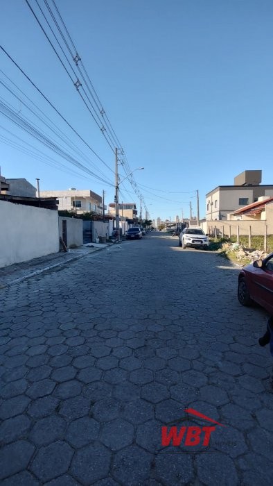 TERRENO DE ESQUINA MEDINDO 360m�, EM ITAPEMA