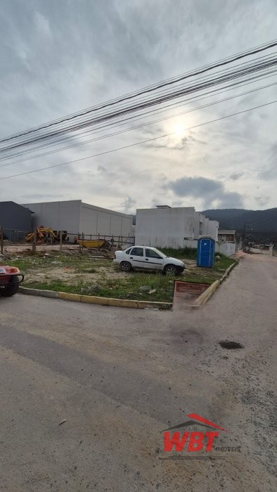 TERRENO DE ESQUINA MEDINDO 360m�, EM ITAPEMA