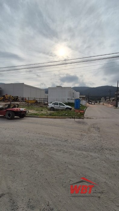 TERRENO DE ESQUINA MEDINDO 360m�, EM ITAPEMA