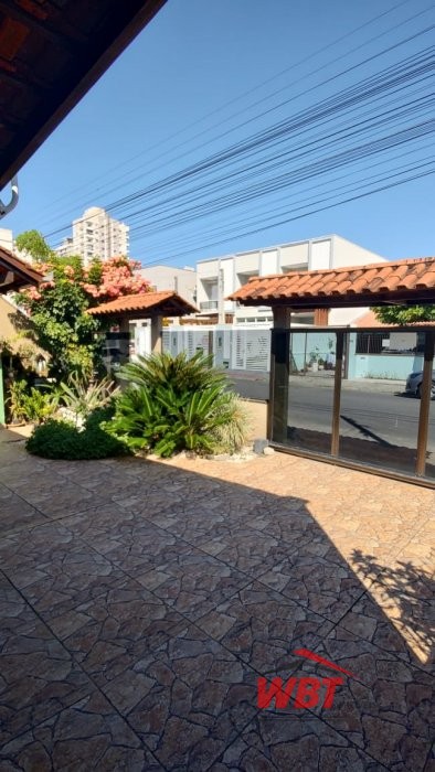 CASA COM 03 DORMIT�RIOS, MOBILIADA, CENTRO DO MORR