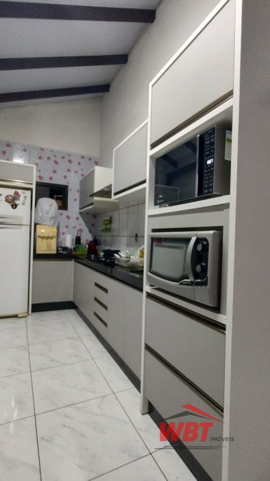 CASA COM 03 DORMIT�RIOS, MOBILIADA, CENTRO DO MORR